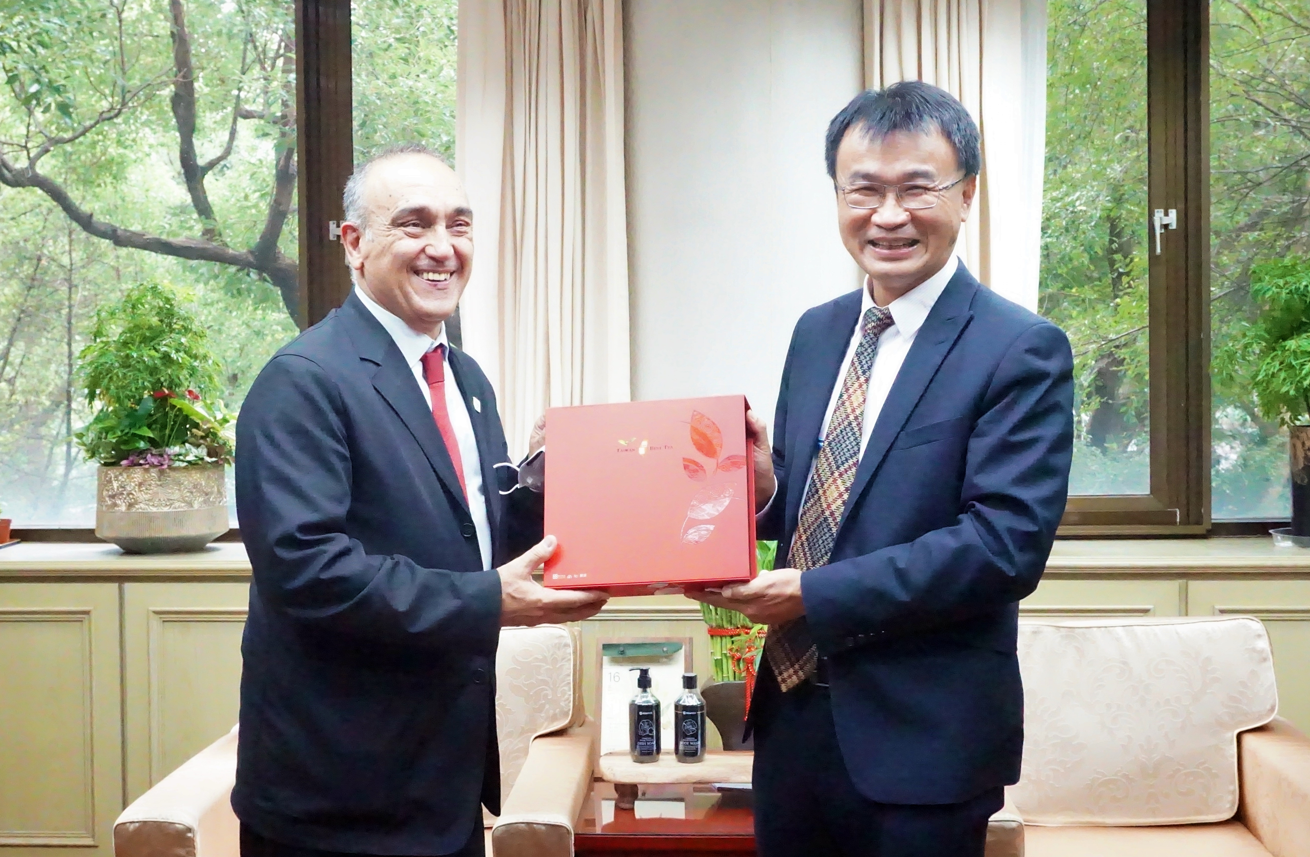 111年11月16日世界獸醫師會(World Veterinary Association)會長Dr. Rafael Laguens及中華民國獸醫師公會全國聯合會譚大倫理事長等一行人拜會農委會陳主任委員,本局杜文珍局長、徐榮彬副局長等同仁陪同接見-1