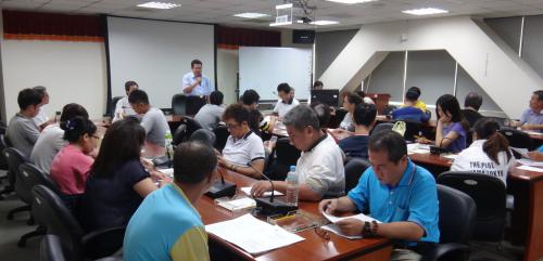 本分局傅學理分局長站立藍衣者主持會議開幕介紹來賓實況