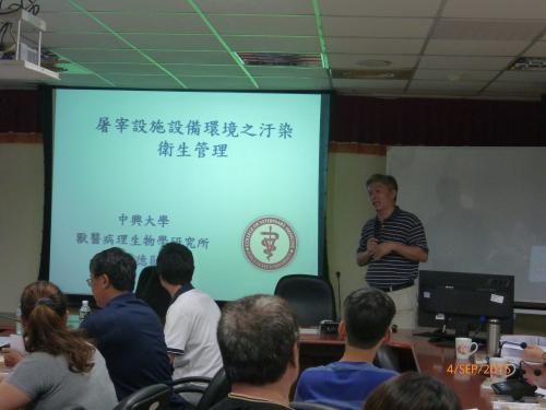 陳德勛教授站立者生動解說演講實況