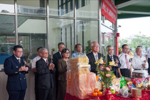 3.jpg 陳副主委率防檢局同仁及揭牌貴賓一同上香祈福