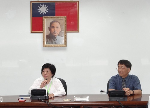 主持人陳聖怡秘書(圖左)致辭及介紹講師(右)